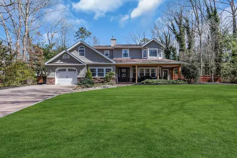 9 Club House Ln, Manorville, NY 11949