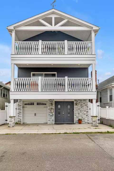 42 Pennsylvania Ave, Long Beach, NY 11561