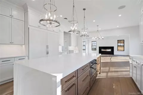 30 Main Pkwy, Plainview, NY 11803