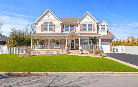 31 Elkhart Dr, East Northport, NY 11731