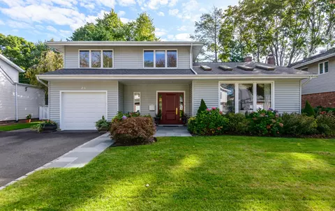 28 Driftwood Dr, North Hempstead, NY 11050
