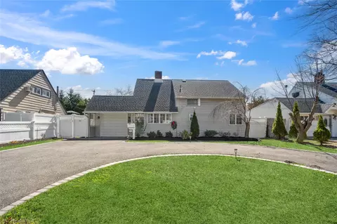 136 Land Ln, Westbury, NY 11590