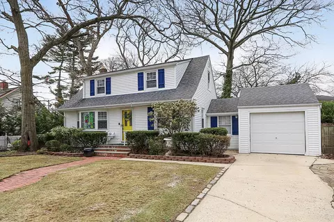 2080 Washington St, Merrick, NY 11566