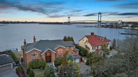 3 Point Cres, New York, NY 11357