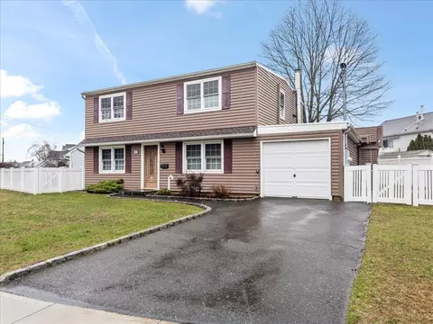 23 Croyden Dr, Massapequa, NY 11758