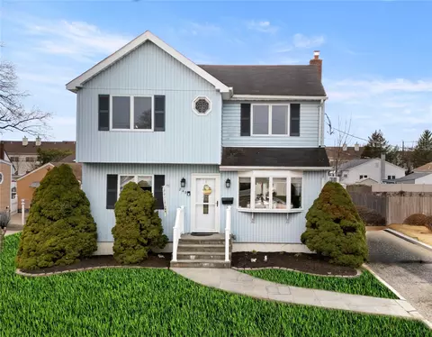 249 Phyllis, Lindenhurst, NY 11757