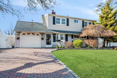 46 Choir Ln, North Hempstead, NY 11590