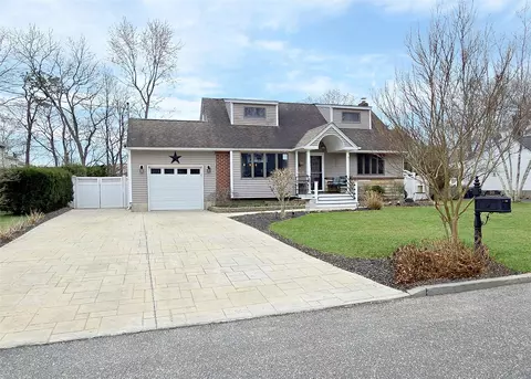 36 Robinson St, Shoreham, NY 11786