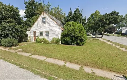 27 Carl St, Valley Stream, NY 11580