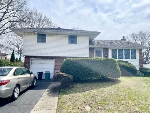 26 Violet Ln, Commack, NY 11725