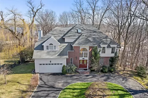 30 Pine Dr N, North Hempstead, NY 11576