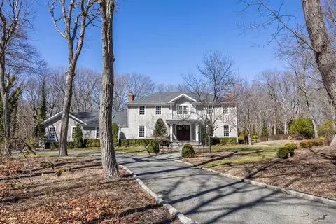 4 E Gate Ln, Setauket, NY 11733