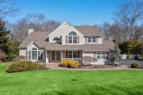 3 Kimberly Ct, Manorville, NY 11949