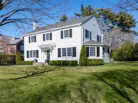 29 Valley Rd, North Hempstead, NY 11030