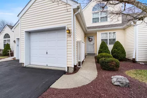 114 Turnberry Ct, Poughkeepsie, NY 12603