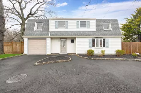 62 King Ave, Selden, NY 11784