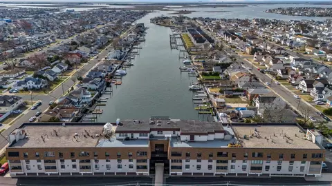 31 Casino St #PH, Freeport, NY 11520