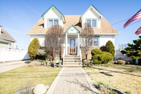 92 Hampton Pl, Freeport, NY 11520