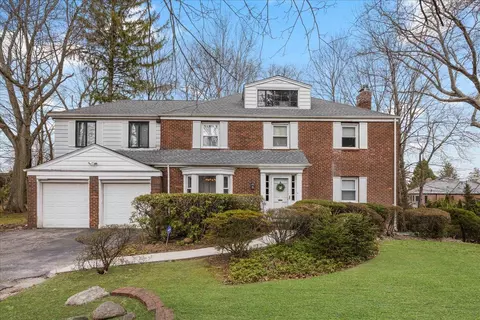 11 Blenheim Dr, North Hempstead, NY 11030