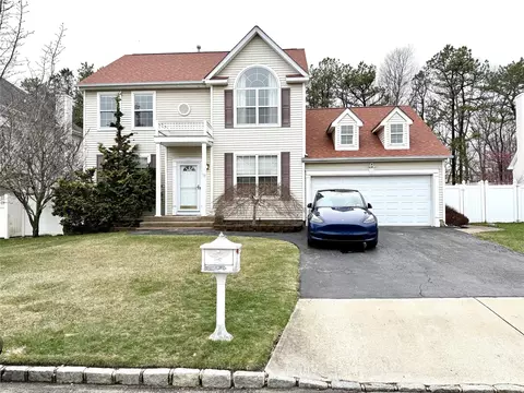 18 Blueberry Ridge Dr, Holtsville, NY 11742