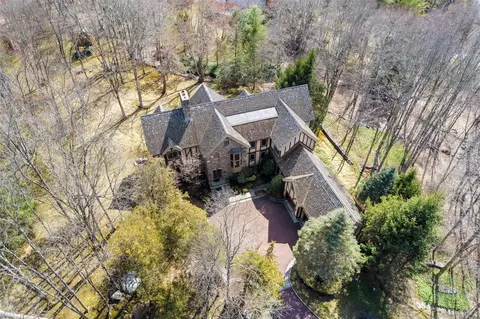 1 Gene Curry Dr, Bedford, NY 10506