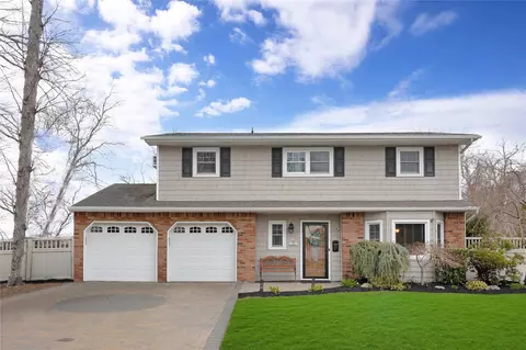 4 Brooktree Cir, Lindenhurst, NY 11757