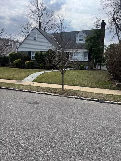 31 Linden St, Malverne, NY 11565