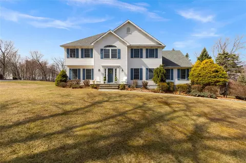 15 Shoshone Dr, Lewisboro, NY 10536