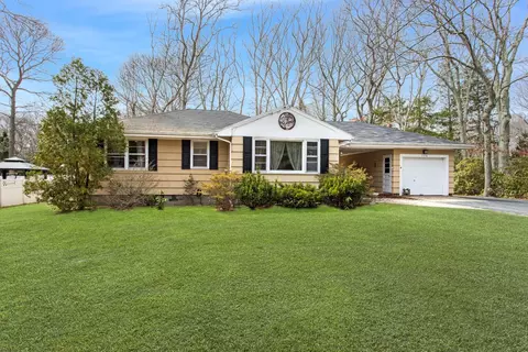 570 N North Bayview Rd, Southold, NY 11971