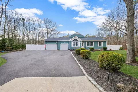 12 Black Pine St, Center Moriches, NY 11934