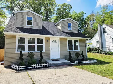 181 Vernon Valley Rd, East Northport, NY 11731