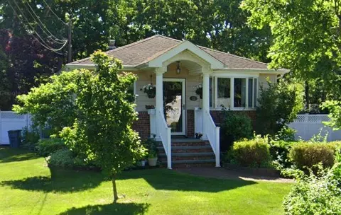 33 Forest Dr, Ronkonkoma, NY 11779