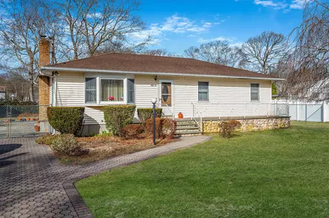 52 Heston Rd, Shirley, NY 11967