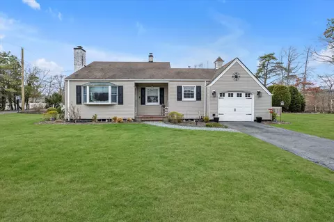6 Brookway, Oakdale, NY 11769