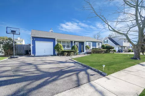 35 Okane St, Central Islip, NY 11722