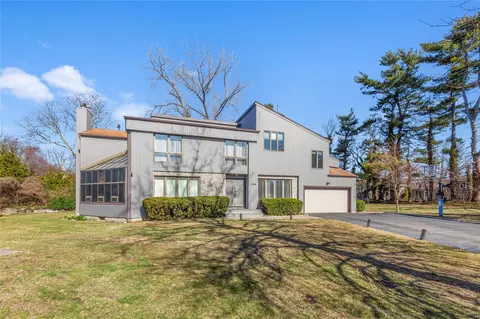600 Oak Ridge Ln, North Hempstead, NY 11507