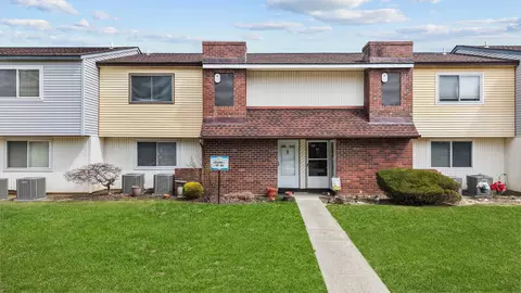 55 S Pointe Cir #55, Coram, NY 11727