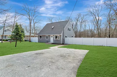 154 Meadowmere Ave, Mastic, NY 11950