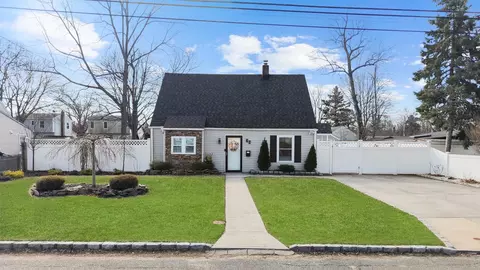 20 Anne Ln, Central Islip, NY 11722