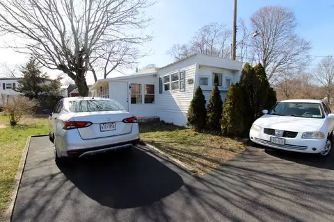 13 Johns Ln # A, Riverhead, NY 11931