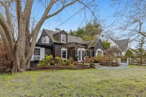 38 Halsey Rd, Remsenburg, NY 11960