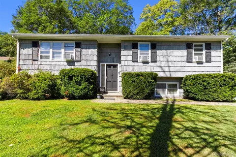 137 Dahlia Dr, Mahopac, NY 10541