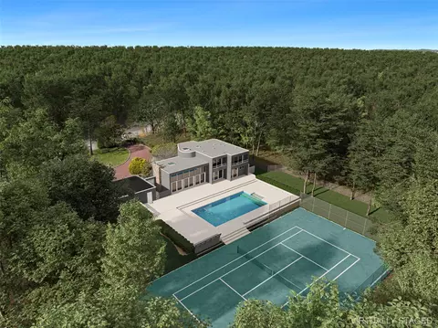 11 Fox Hollow Dr, East Quogue, NY 11942