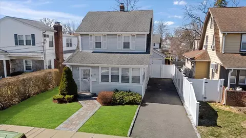 95 Weberfield Ave, Freeport, NY 11520