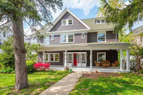 28 Farragut Cir, New Rochelle, NY 10801