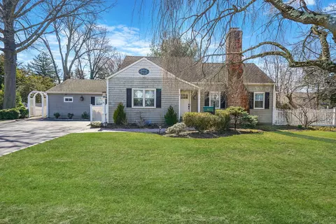 97 Elliman Pl, Syosset, NY 11791
