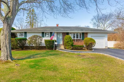 486 Locust Ave, Oakdale, NY 11769