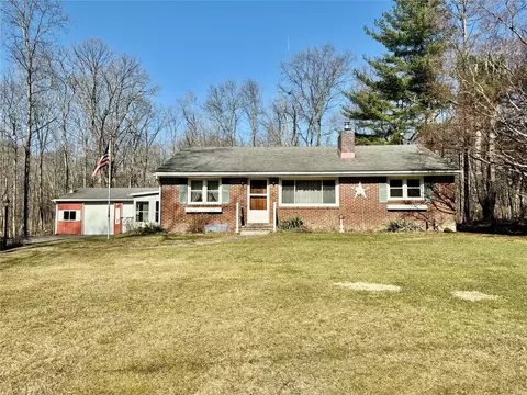 41 School House Rd, Mount Hope, NY 10940