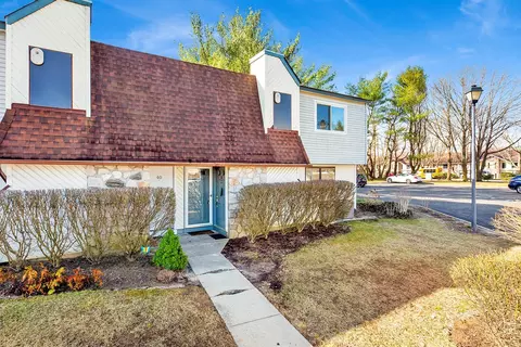 38 Point Cir S #UPPER, Coram, NY 11727