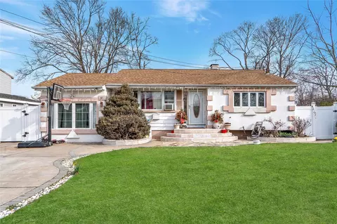 11 Hewes St, Brentwood, NY 11717
